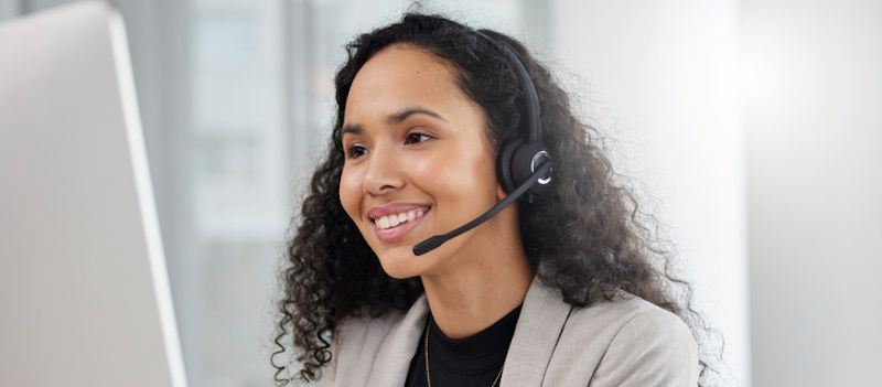 Illustration of National General Insurance customer service representative assisting a Texas policyholder on phone call