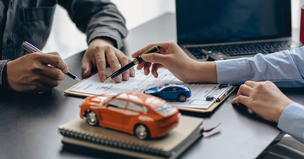 Personal injury attorney consulting client about car insurance settlement