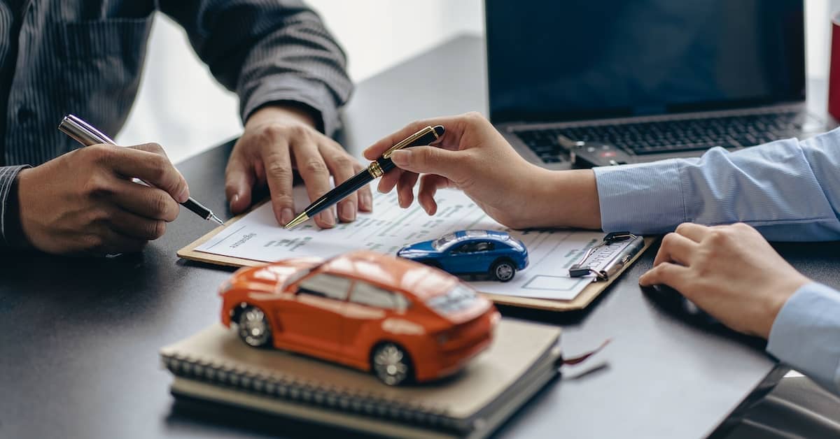 Personal injury attorney consulting client about car insurance settlement